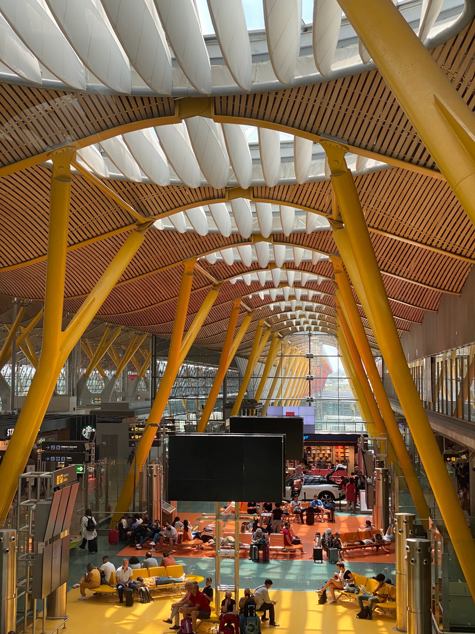 Modern Airport Terminal — La credencial de la conferencia: boleto QR escaneado, agenda sincronizada.