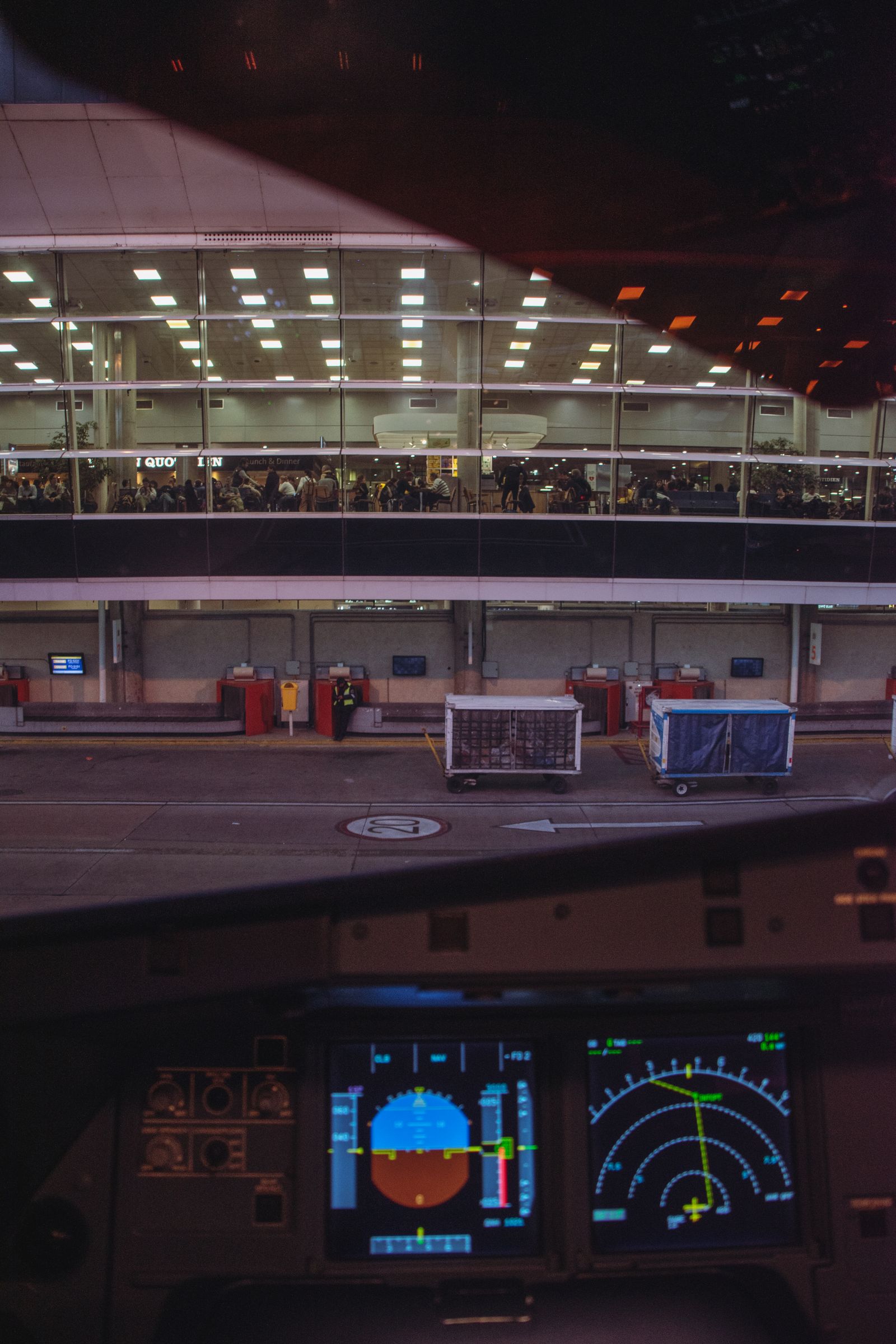Atlantic Ambience — El exprés al aeropuerto de El Salvador: boleto en la billetera antes de que aterrice el avión.