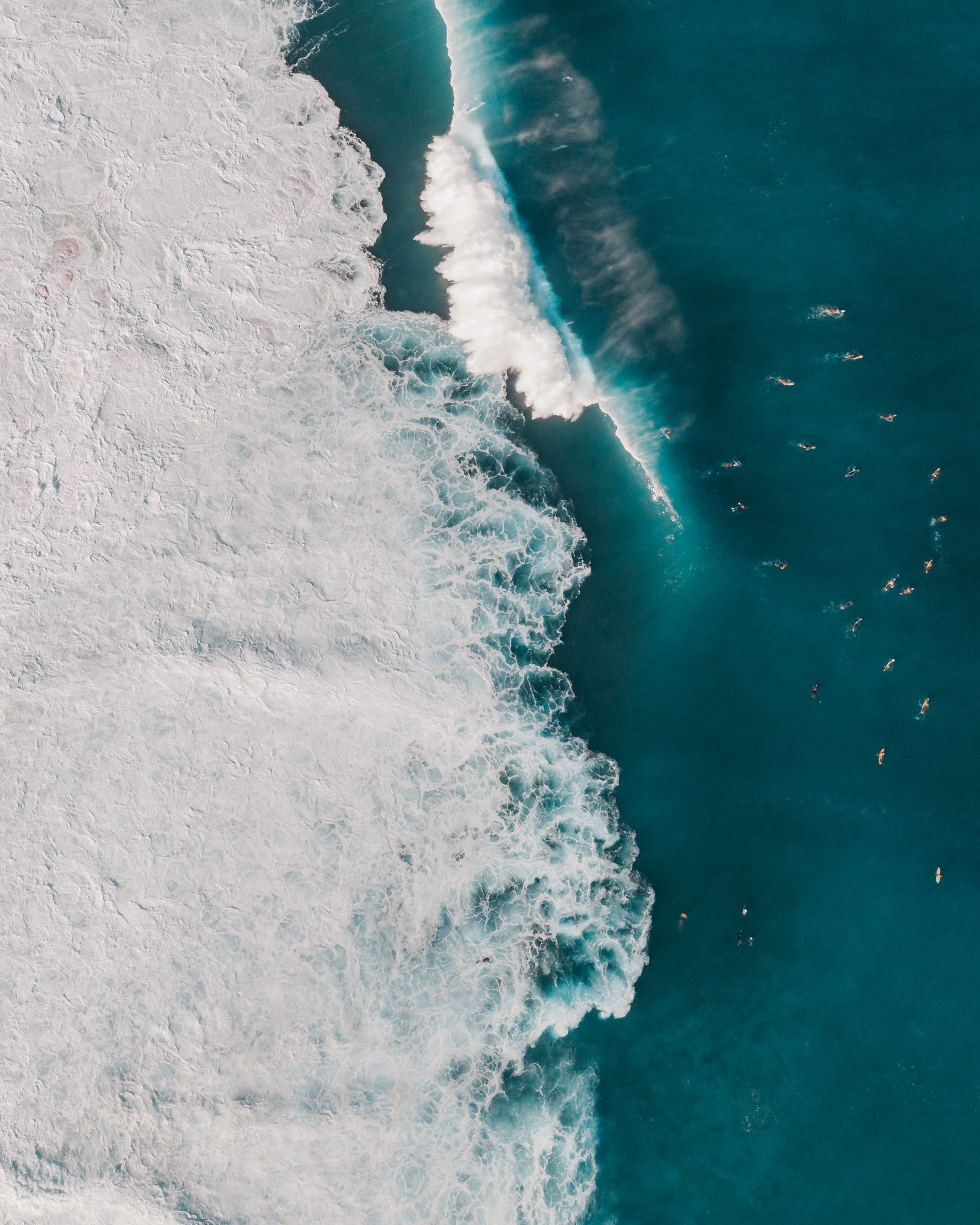 Mikhail Nilov — Playas de Bolivia: estacionamiento pagado por teléfono, almuerzo pedido desde la toalla.