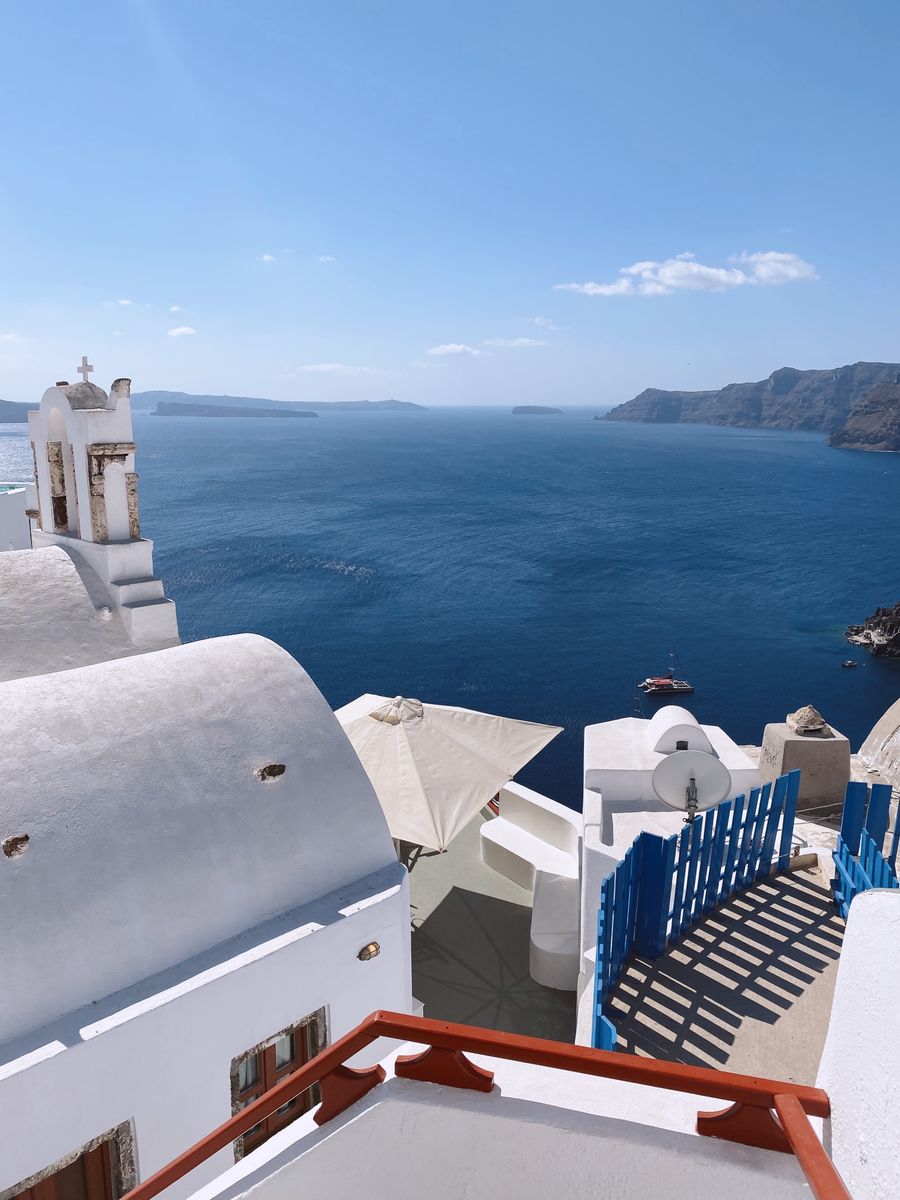 terraces on santorini greece — Saltos de isla cerca de Panama: ferris reservados, playas encontradas, señal completa.