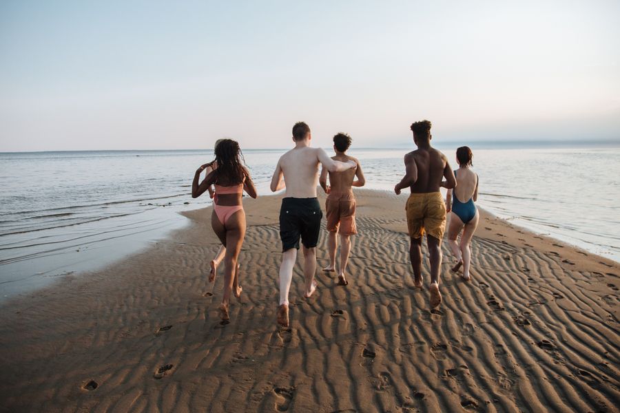 teenagers running towards sea — Cada respuesta enlaza hacia adelante — al plan, la herramienta o el pago al que apunta.