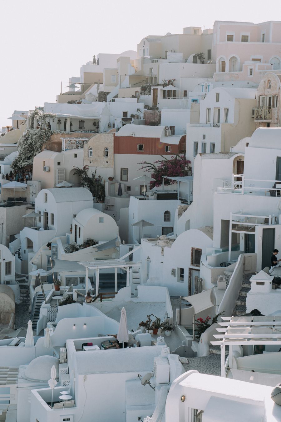 white concrete buildings — Developers: El mirador en la hora dorada: transmite el atardecer a todos en casa.