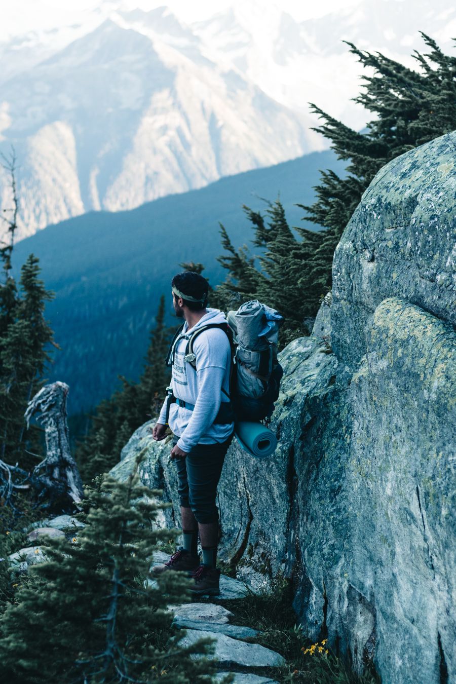 a man standing on the mountain — Support: El viaje conectado: mapas, mensajes y traducción, todo en una eSIM.