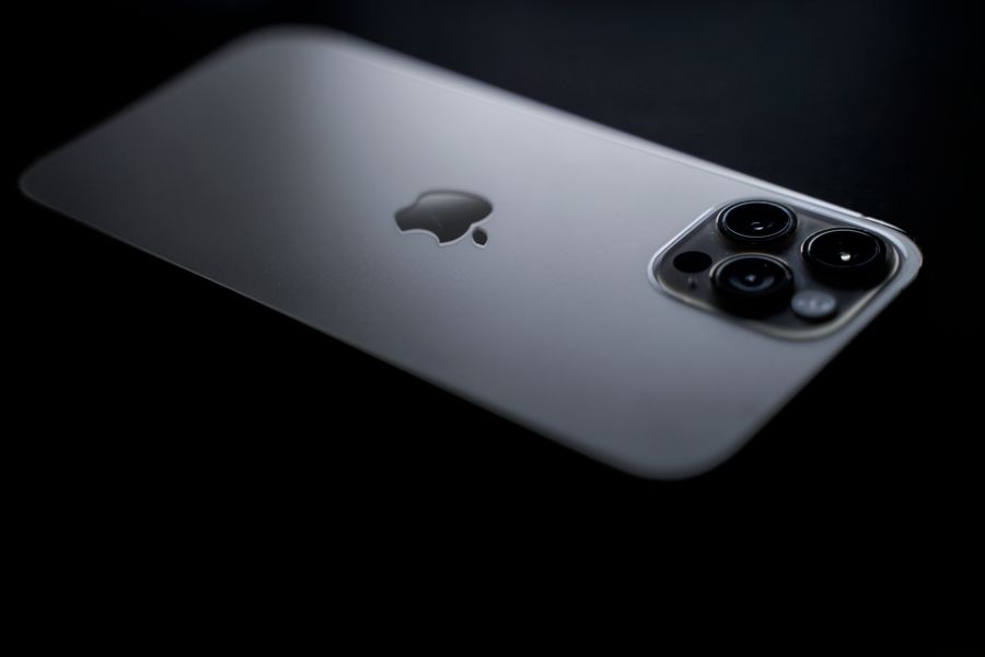 silver iphone on black surface — Región vinícola cerca de Guatemala: el tour reservado, el conductor llamado, las fotos respaldadas.