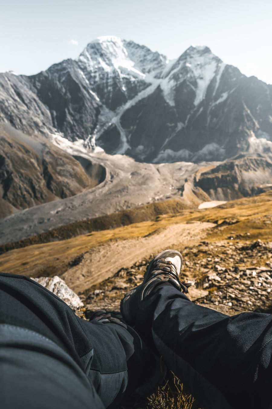 person sitting on a mountain — La generación eSIM nunca aprendió a temer la factura del teléfono.