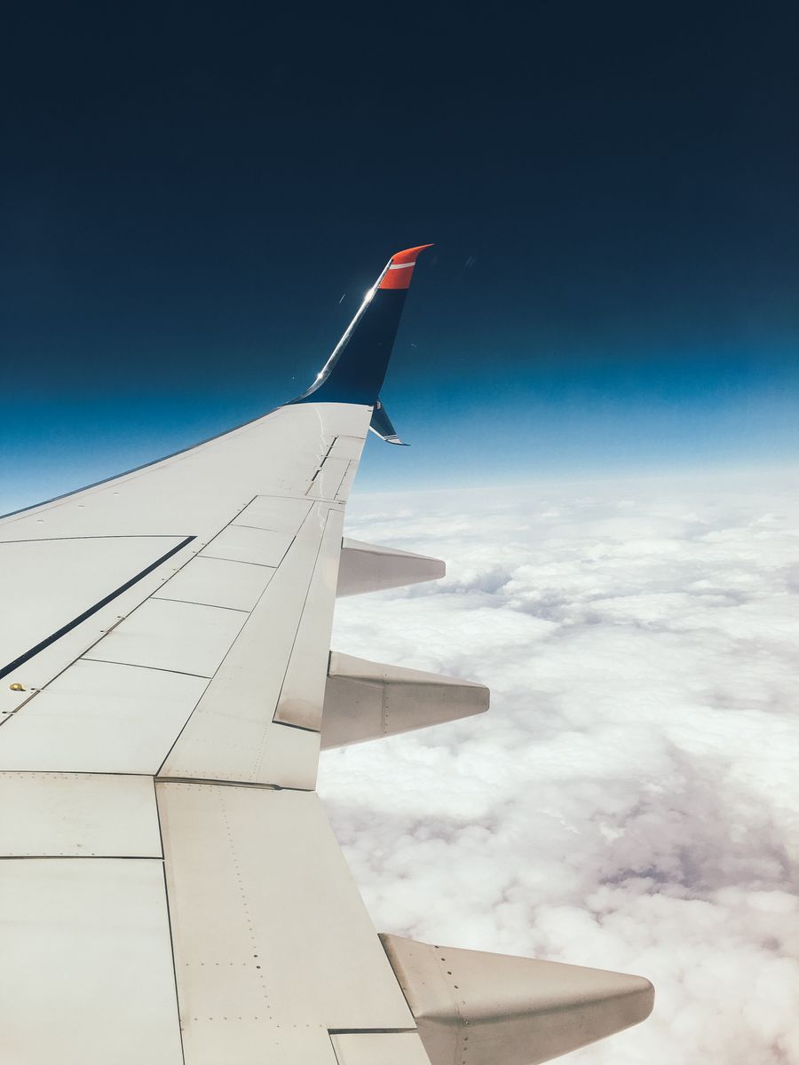 the wing of an airplane — El metro de Uruguay: entra con un toque del teléfono, sin cola en la máquina.