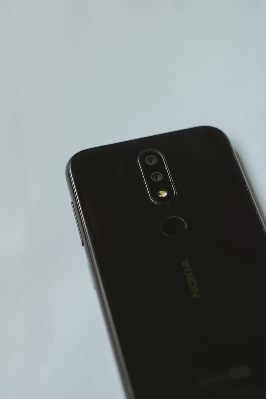 black smartphone in close up photography — El pase de tren de Venezuela: horarios en vivo, reservas de asiento en la app.