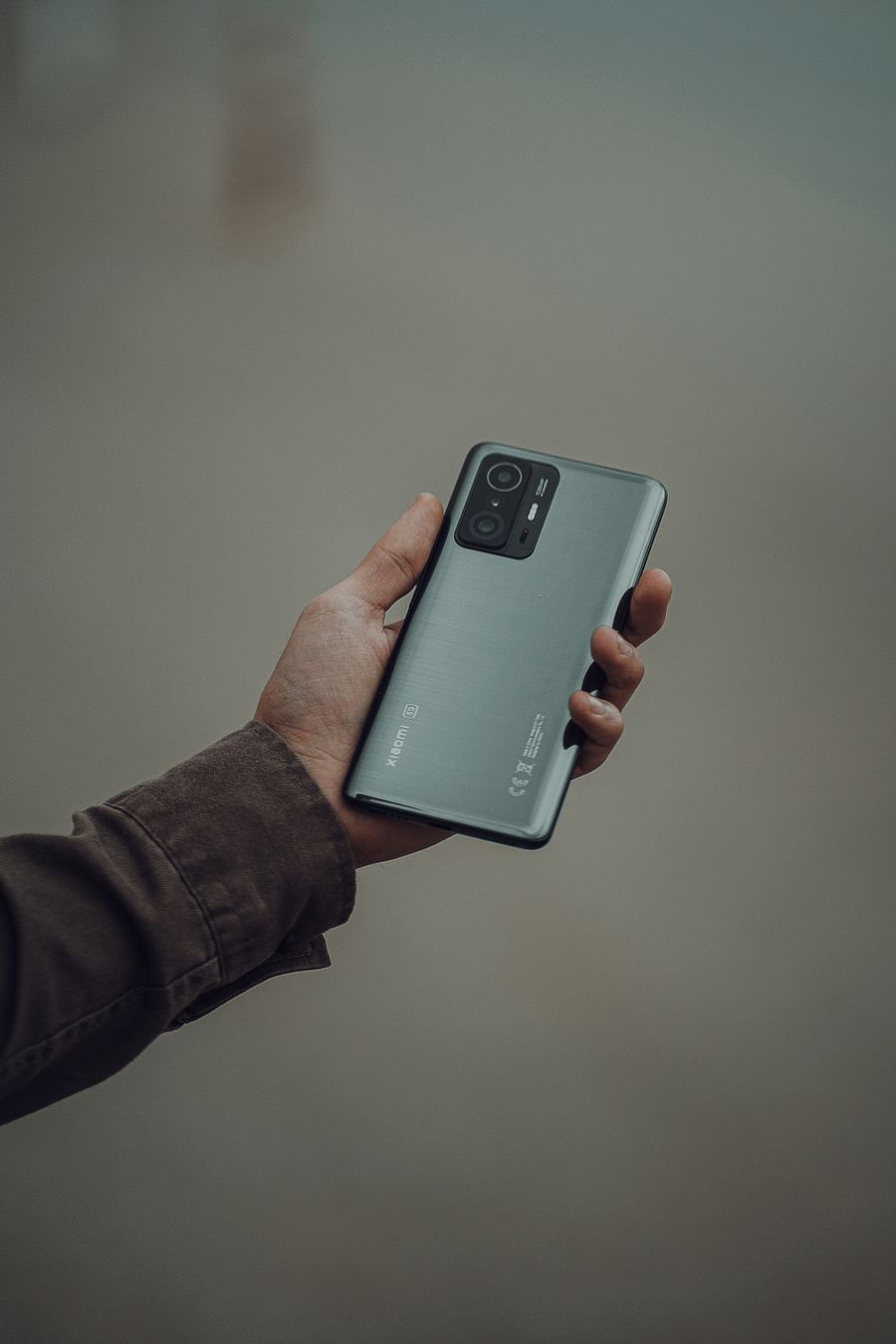 hand holding phone — Cobertura, planes, solución de problemas — las tres cosas que hace bien.