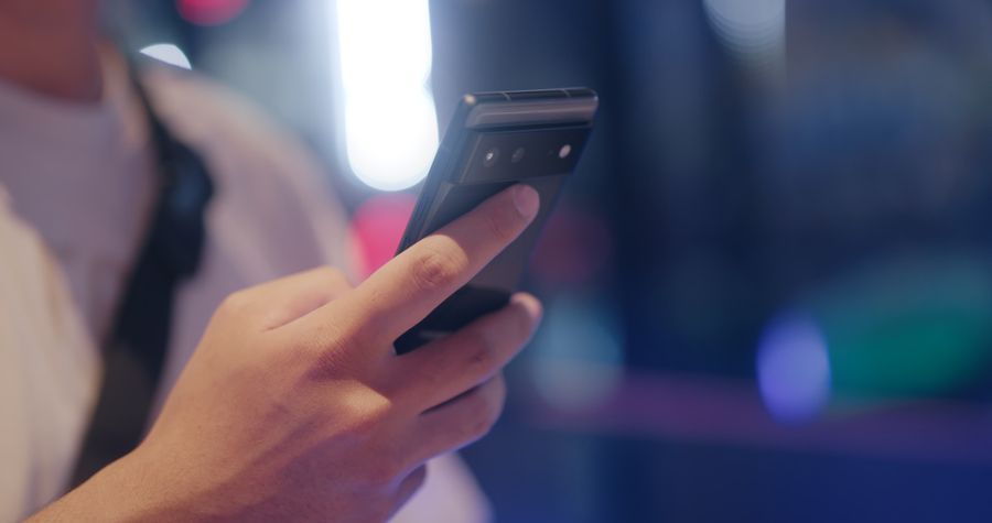 a person holding black smartphone — Playas de Costa Rica: estacionamiento pagado por teléfono, almuerzo pedido desde la toalla.