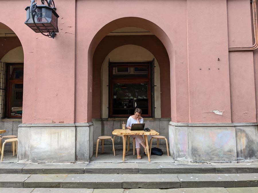 a woman using a laptop while sitting on a chair — Conectividad de viaje, menos la logística — ese es todo el trabajo de la eSIM.