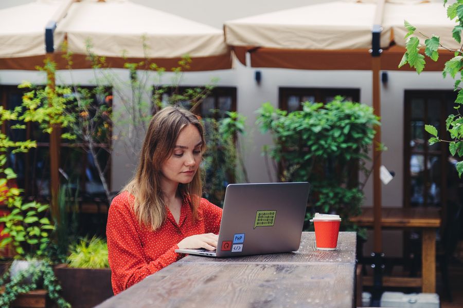 woman laptop freelancer web design — Developers: Migra desde Twilio en tres pasos — el toolkit hace el trabajo pesado.