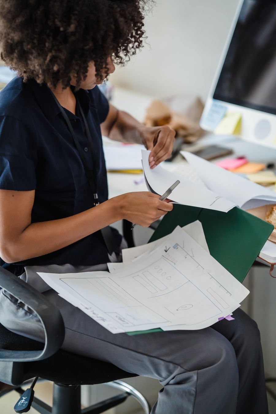 woman working with documents in office — El derby de Cuba: boletos escaneados, repeticiones en streaming, viaje de vuelta reservado.