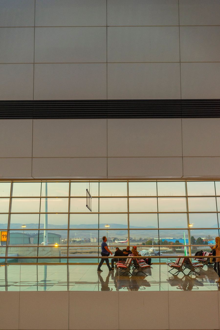 people at an airport — Developers: Mañanas de mercado: busca el plato, traduce el menú, paga con el teléfono.