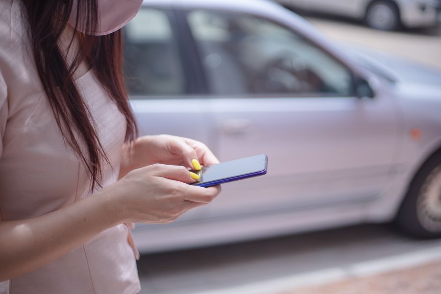 woman in pink blouse texting on a smartphone — El tour gastronómico de Argentina: cada recomendación verificada al momento.