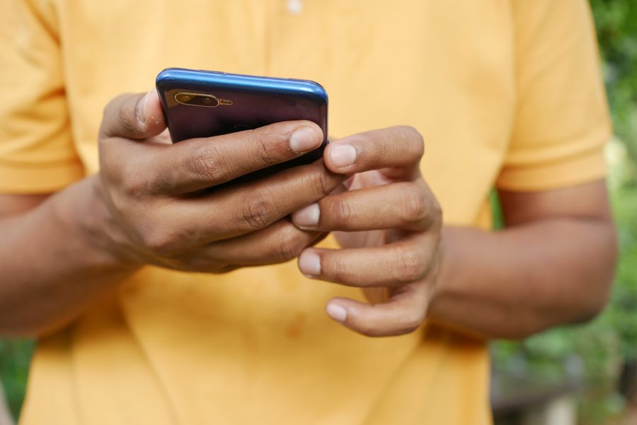 person holding blue smartphone — El hall de llegadas de COUNTRY: en línea antes de la cinta de equipaje, siempre.