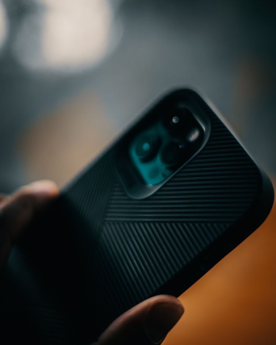 a person holding black smartphone — Voz y SMS viajan en la eSIM de datos — un plan, dos identidades.