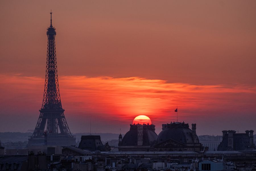 silhouetted eiffel tower at sunset — La cola del museo se salta sola: boletos comprados en línea, directo a la puerta.