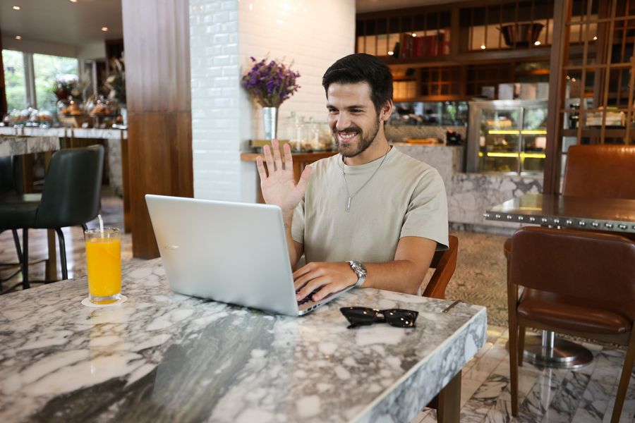 a man using laptop — Developers: De andén en andén: boletos, horarios y taxis en una mano.