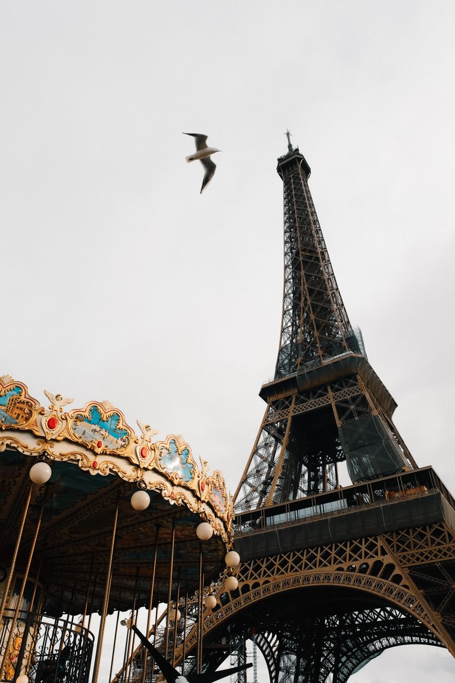 eiffel tower paris france — Docs: Coworking en el extranjero: portátil conectado, llamadas nítidas, plazos cumplidos.