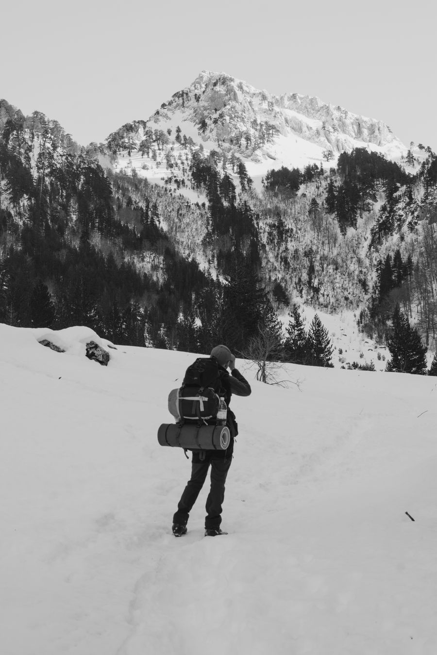 back view of a person with a backpack hiking in snowy mountains — Junto al lago en Mexico: lugares para nadar revisados, picnic pedido por adelantado.