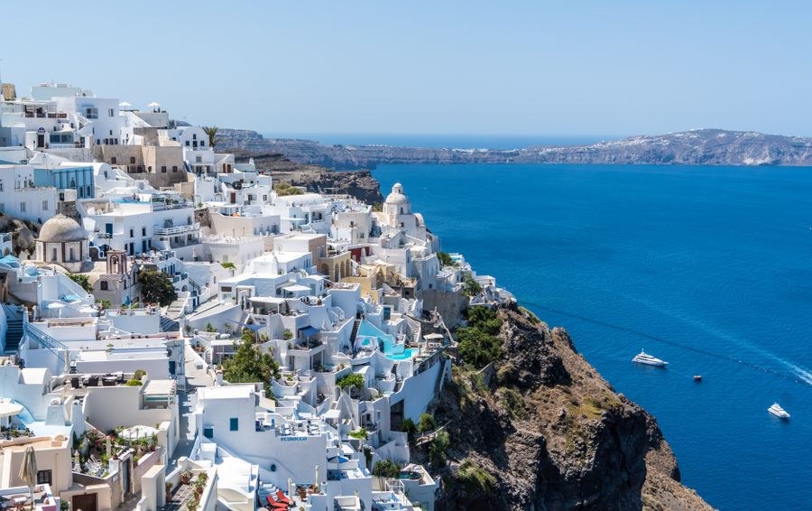 landscape view of greece during day time — Oficinas-café en the Dominican Republic: zona wifi estable, sin ruleta de wifi de hotel.