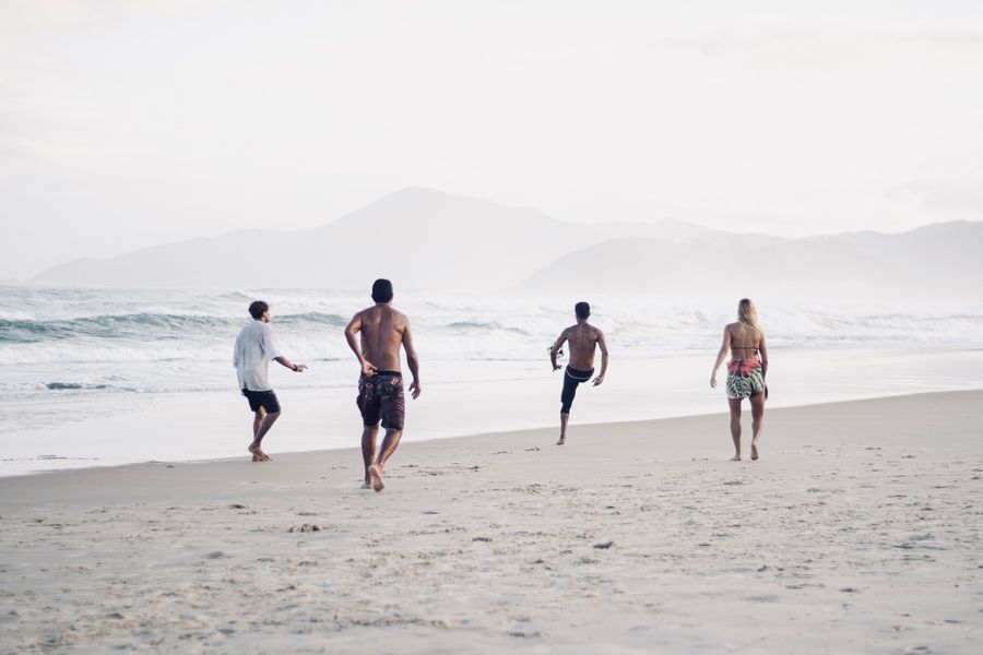 a group of men on the beach playing soccer — Senderismo sobre Equatorial Guinea: el pin del inicio compartido con el grupo.
