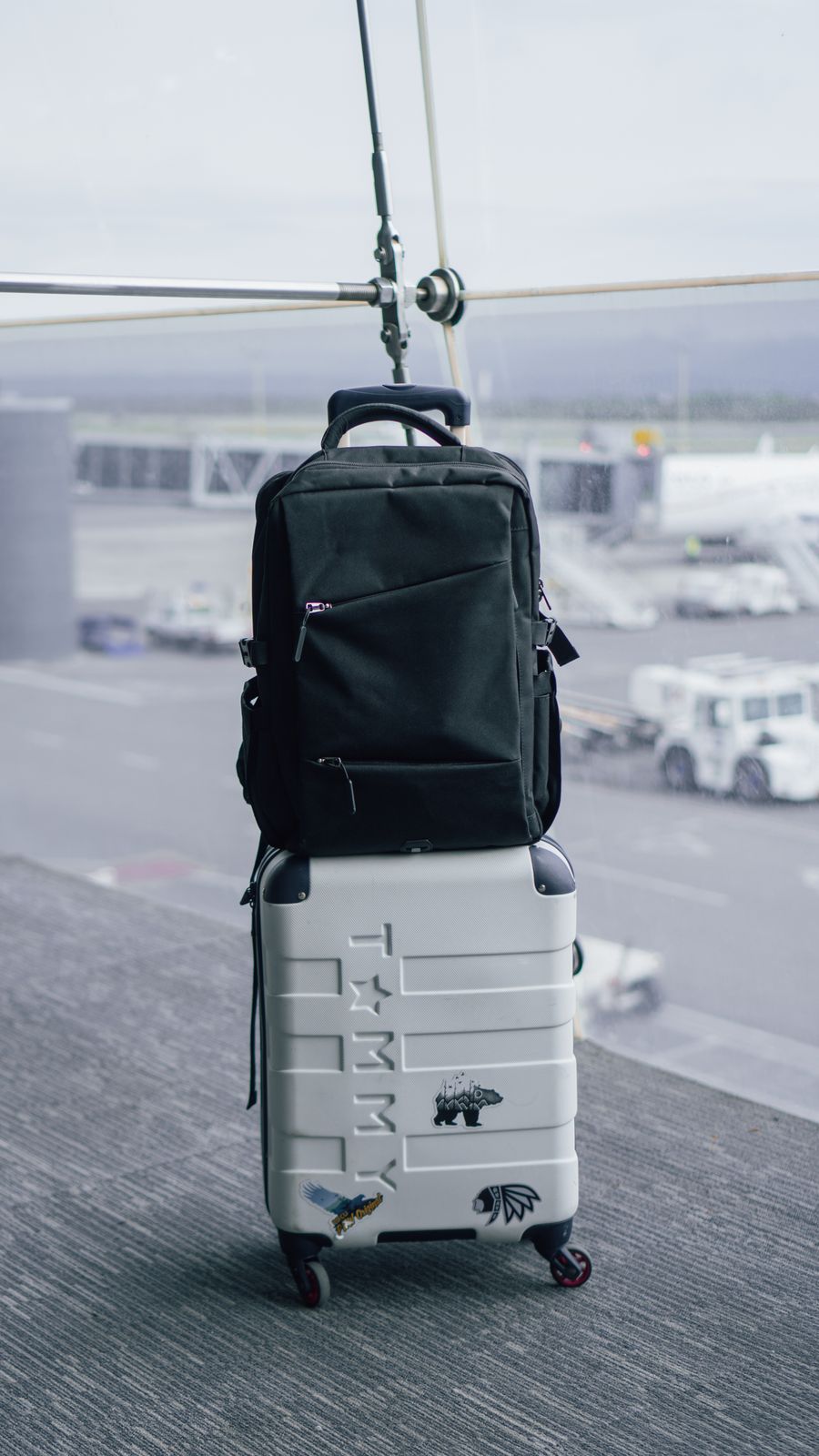 backpack on suitcase on airport — El skyline de Ecuador al atardecer: videollamada a casa con toda la ciudad detrás.