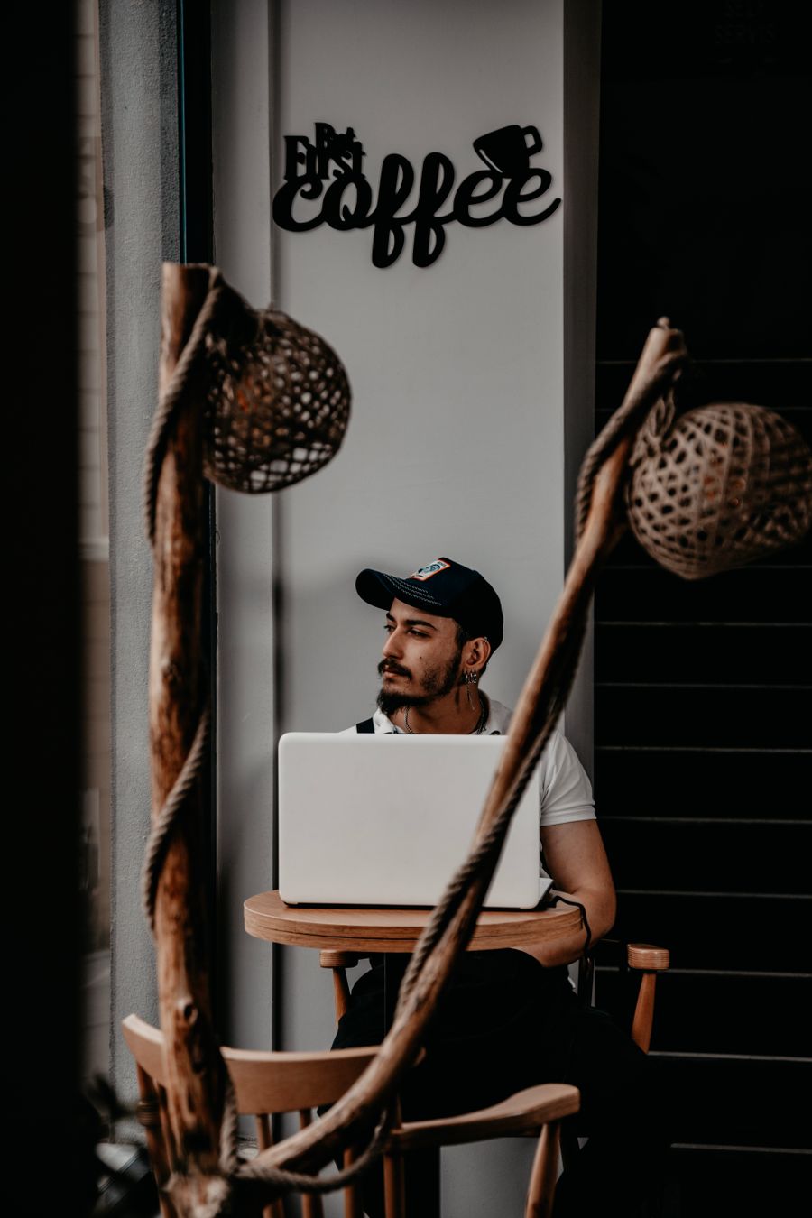 man in cap sitting by table with laptop — Campo en Colombia: la granja encontrada, el código de la puerta en los mensajes.