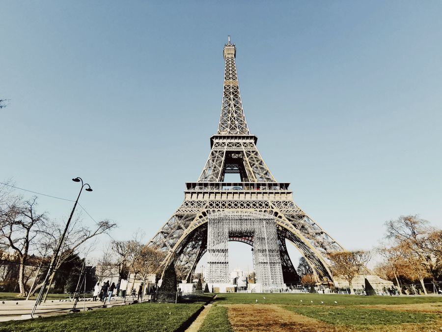low angle shot of the eiffel tower against blue sky — Oficinas-café en El Salvador: zona wifi estable, sin ruleta de wifi de hotel.