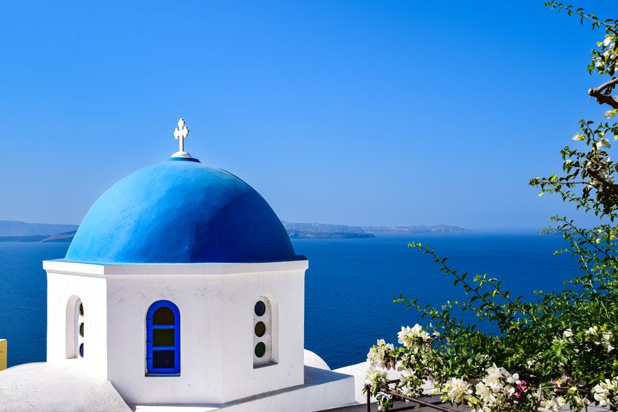 dome of church on sea coast in greece — Luz del puerto en COUNTRY: copias de fotos subiéndose antes de sentarte.