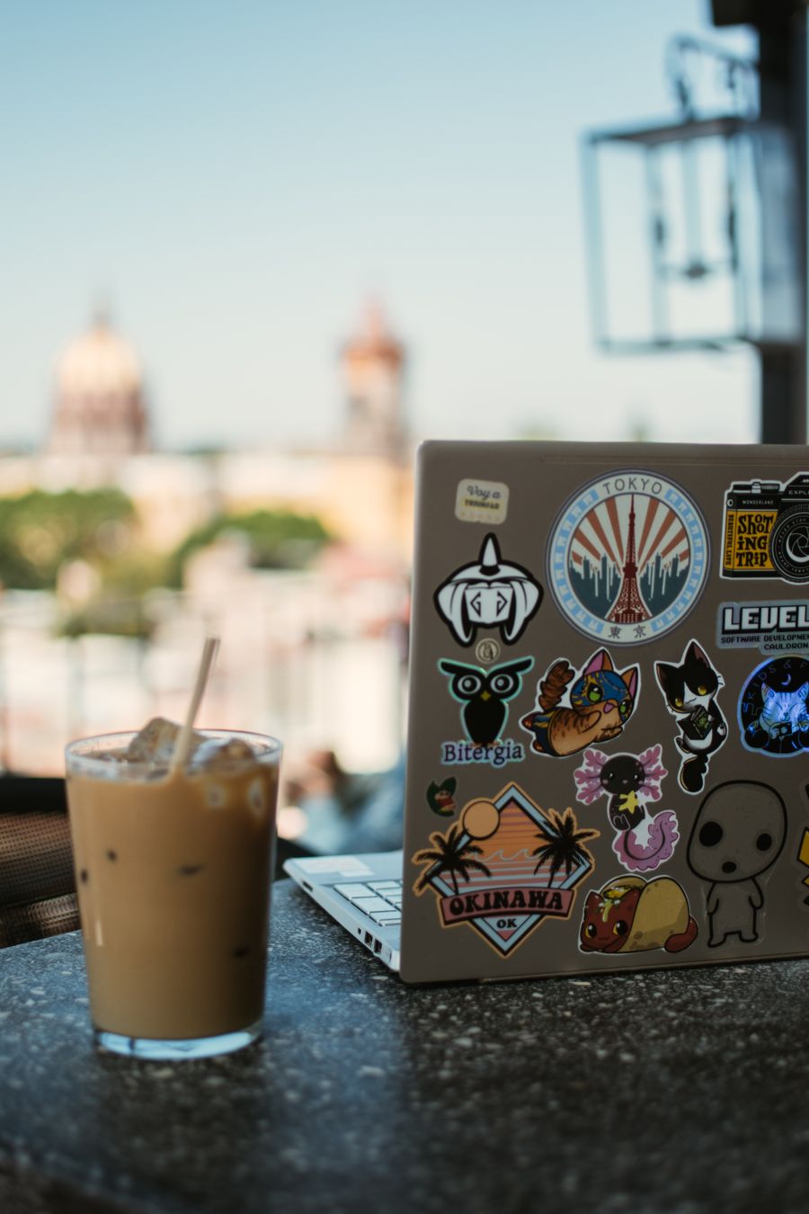 laptop by frappe — Festivales en Peru: punto de encuentro fijado, amigos encontrados entre la multitud.