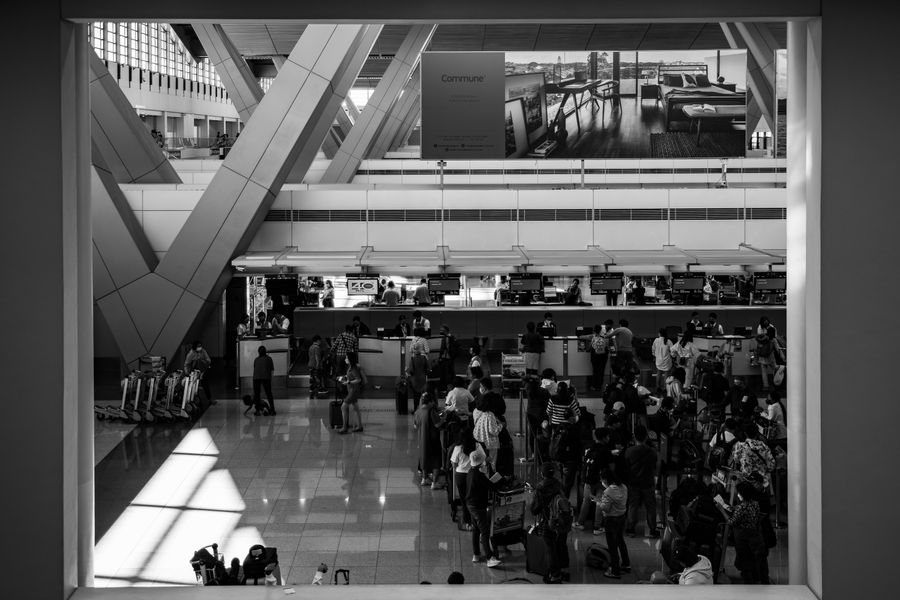 people at airport — Changelog: Los viajeros siguen en línea desde que aterrizan — sin colas de SIM, sin sustos de roaming.