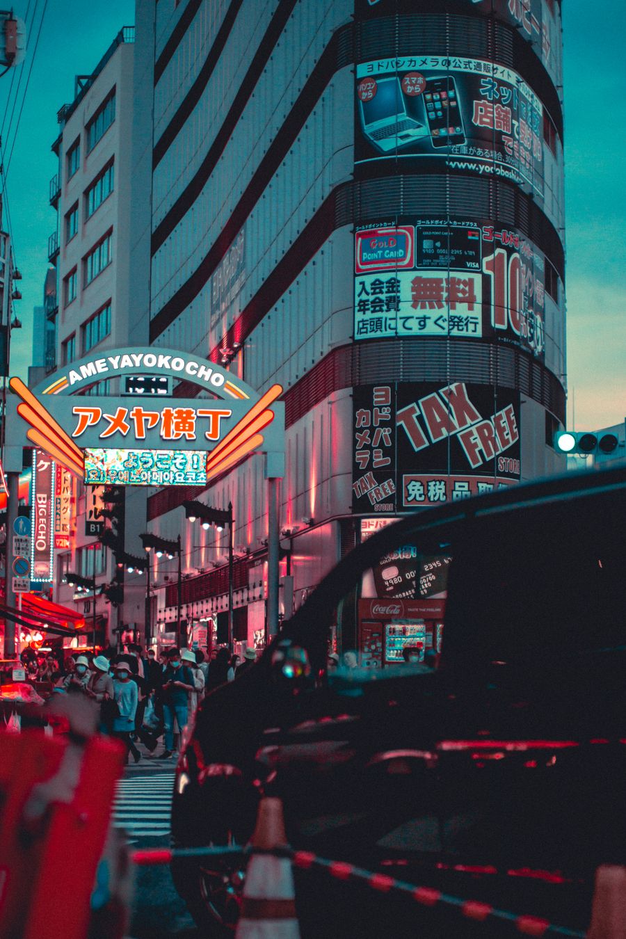 building in city in japan — Docs: Mercados nocturnos y trenes tardíos — conectado todo el camino.