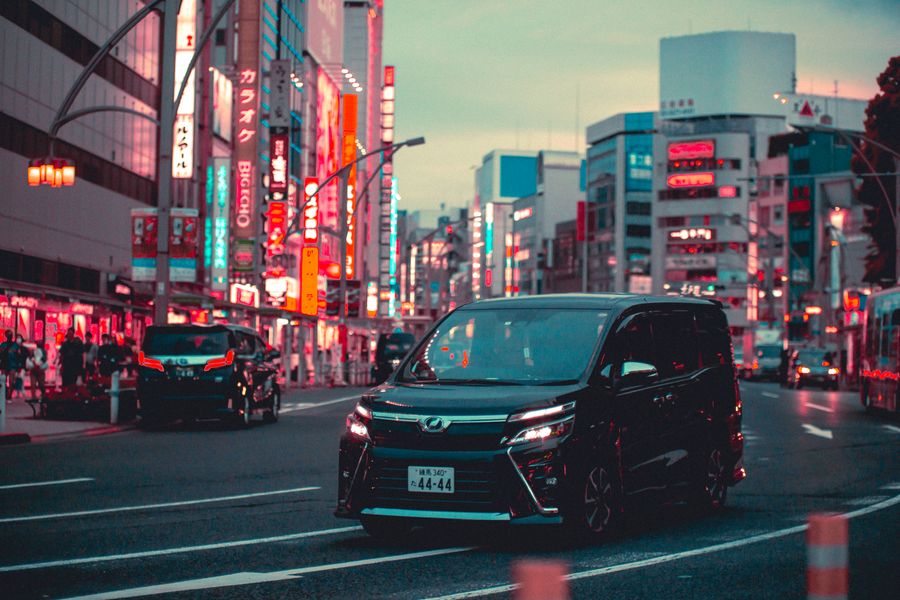 black toyota noah driving down the street in tokyo — De estación en estación en Ecuador: todo pasa por el teléfono.