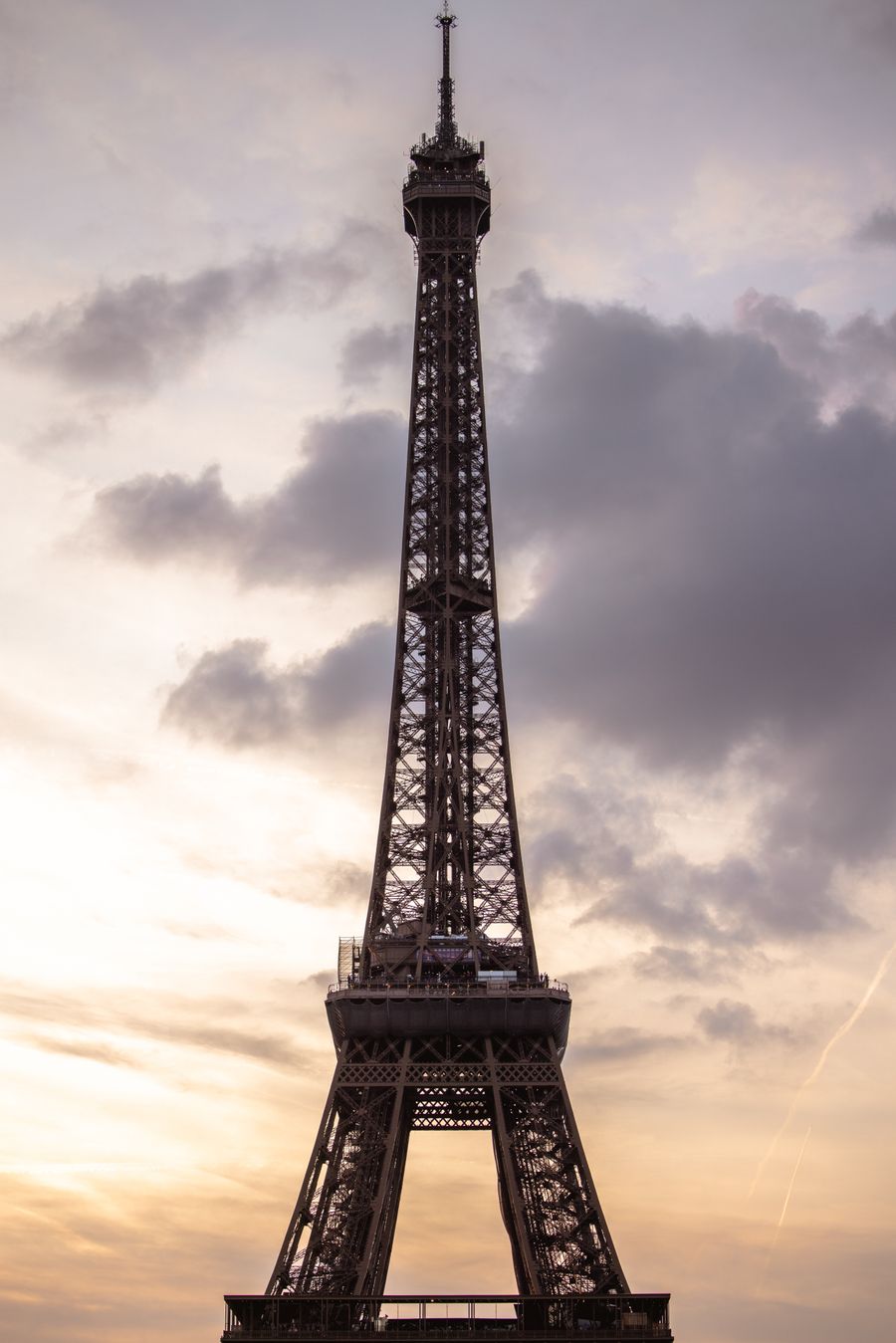 eiffel tower at sunset — Día de mercado en Bolivia: búscalo, tradúcelo, paga con el teléfono.