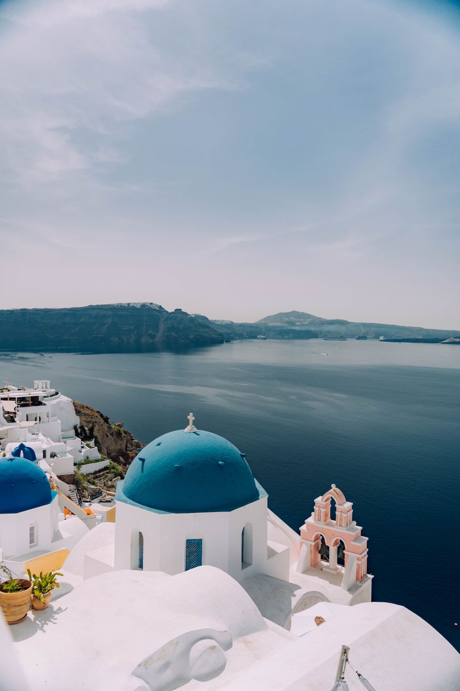 dome of a building on santorini greece — Aterrizaje en Paraguay: la eSIM se conecta antes de que salgas del puente de embarque.