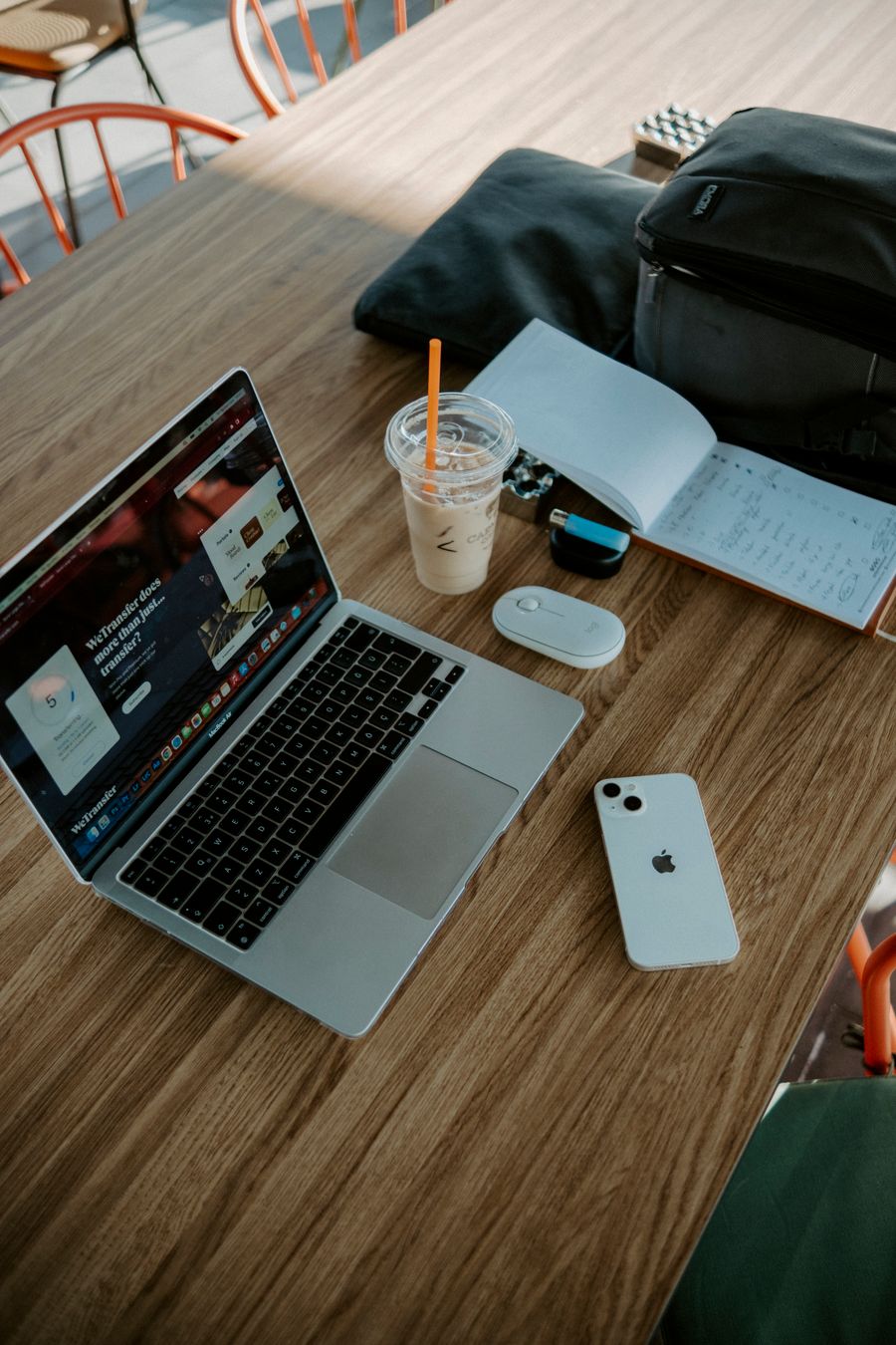 mobile office in cafe — Amanecer sobre Costa Rica: clima revisado, botas puestas, datos activados.