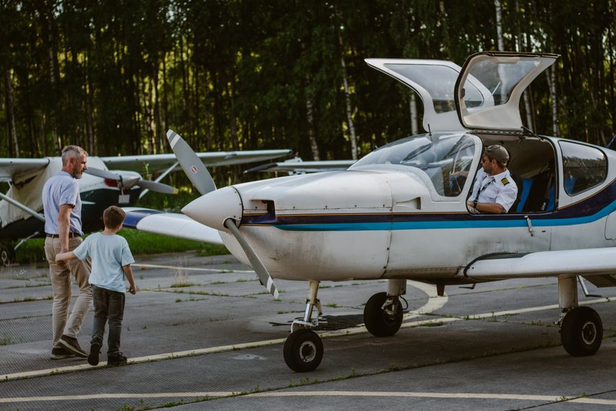 father with son walking near light aircraft — Docs: Enlazados al changelog: cada doc sabe qué lanzamiento lo cambió.