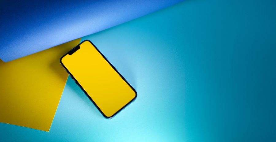 smartphone on colorful backround — El exprés al aeropuerto de Nicaragua: boleto en la billetera antes de que aterrice el avión.