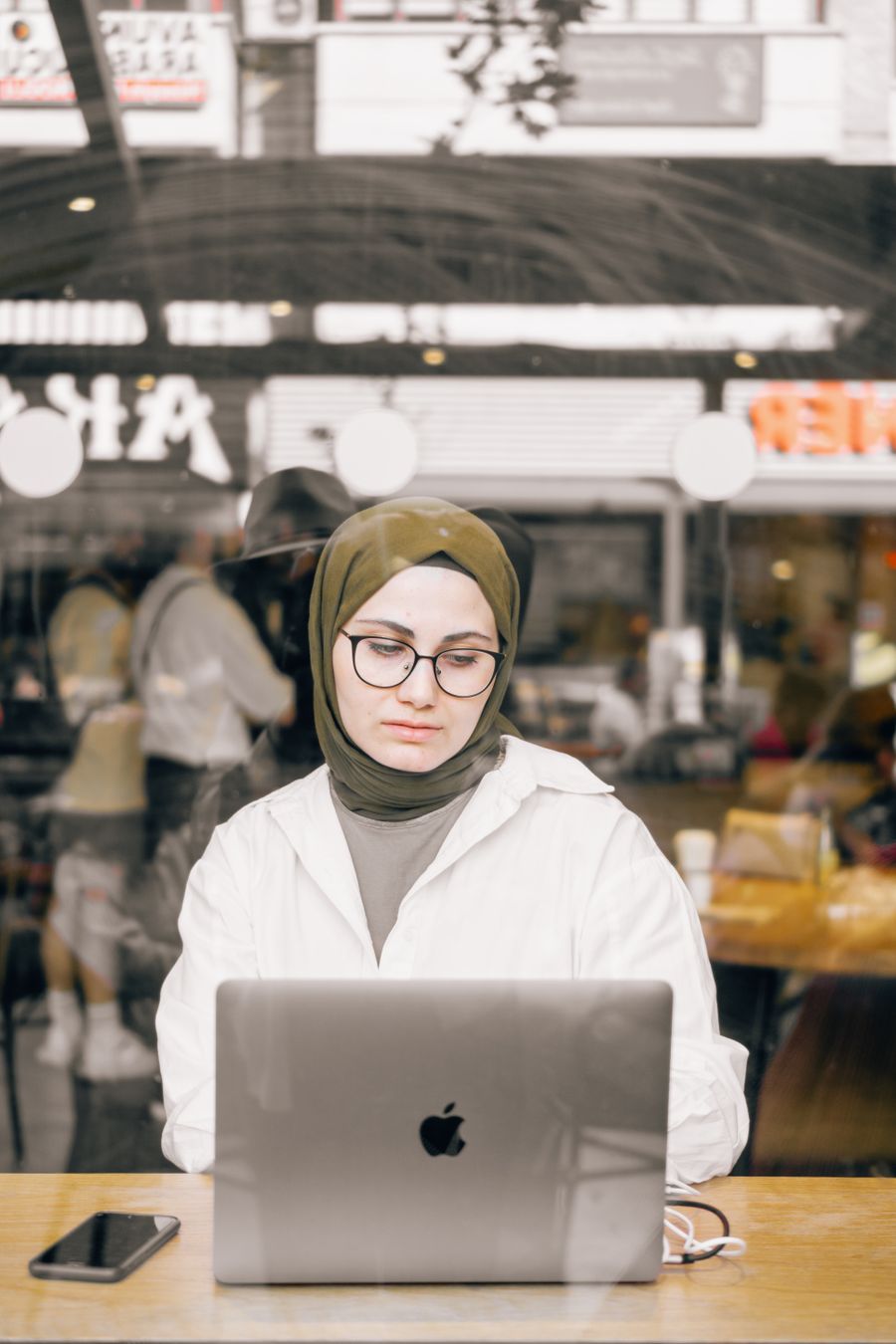 woman using a laptop in a restaurant — El exprés al aeropuerto de Peru: boleto en la billetera antes de que aterrice el avión.