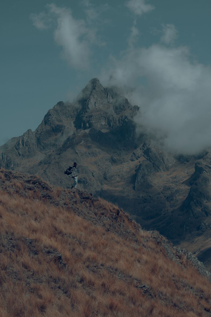 man with a backpack standing on a mountain slope — Compra un segundo plan el próximo viaje — instalar de nuevo toma los mismos dos minutos.