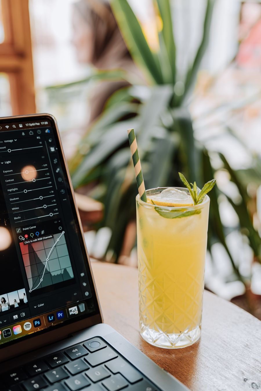 glass with a drink and a straw by a laptop — Changelog: Las caminatas al amanecer empiezan con el clima — datos activados, botas puestas.