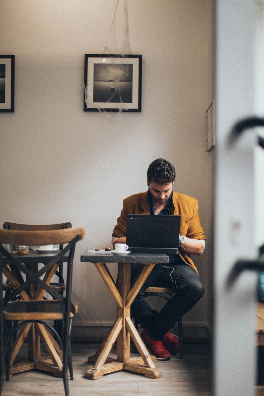 man using laptop computer — La escala en Chile: trabajar, streaming y mensajes, todo cubierto.