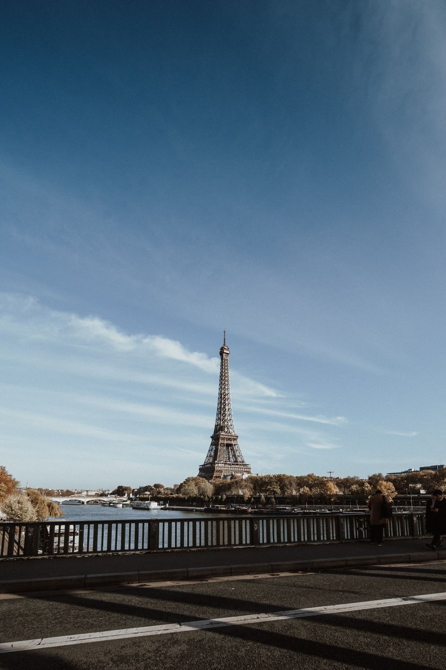 eiffel tower in paris — Amanecer sobre Chile: clima revisado, botas puestas, datos activados.
