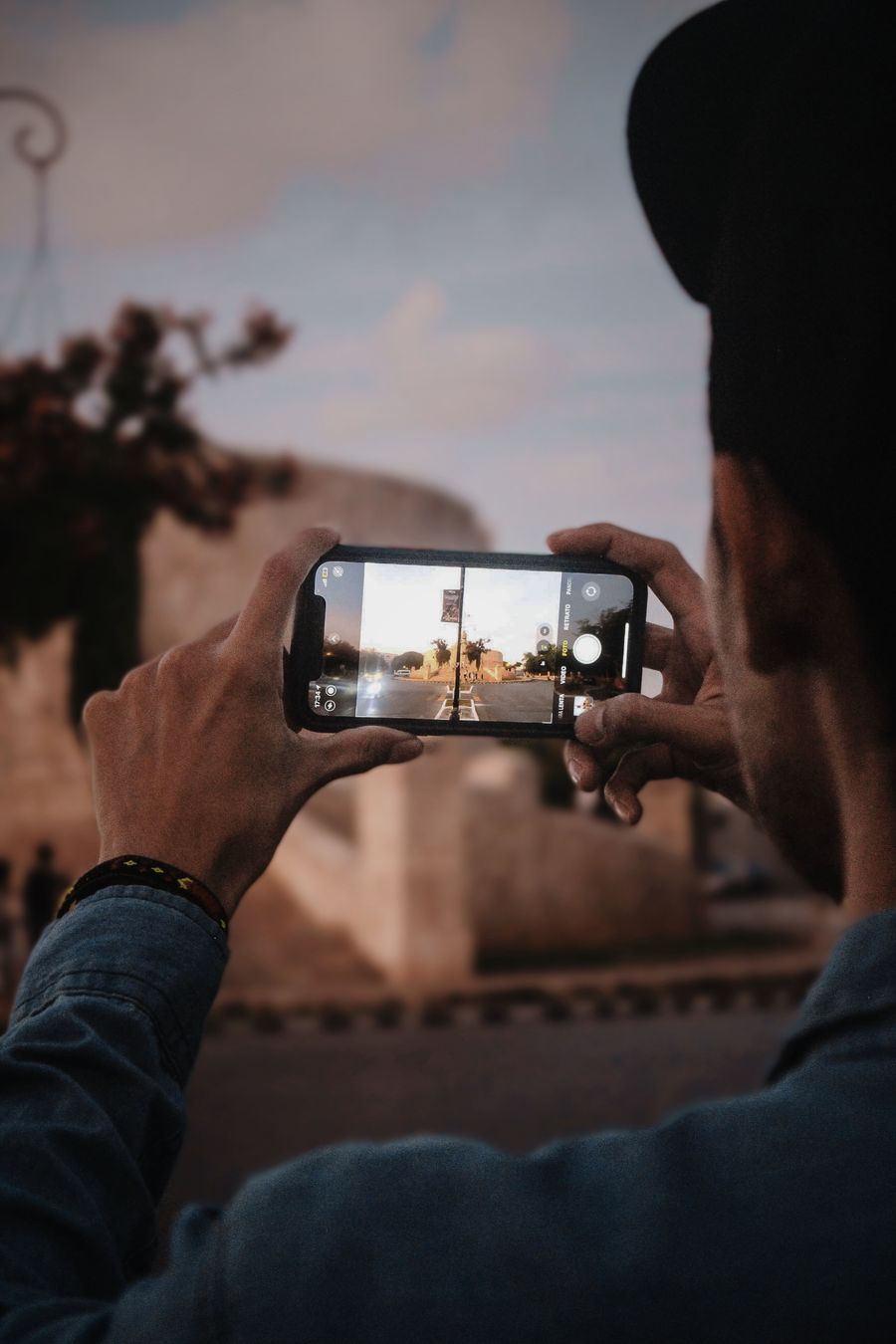 Man takes a photo of Mérida, Mexico with smartphone, capturing scenic view. — El distrito financiero de Mexico: la zona wifi alimenta toda la reunión.