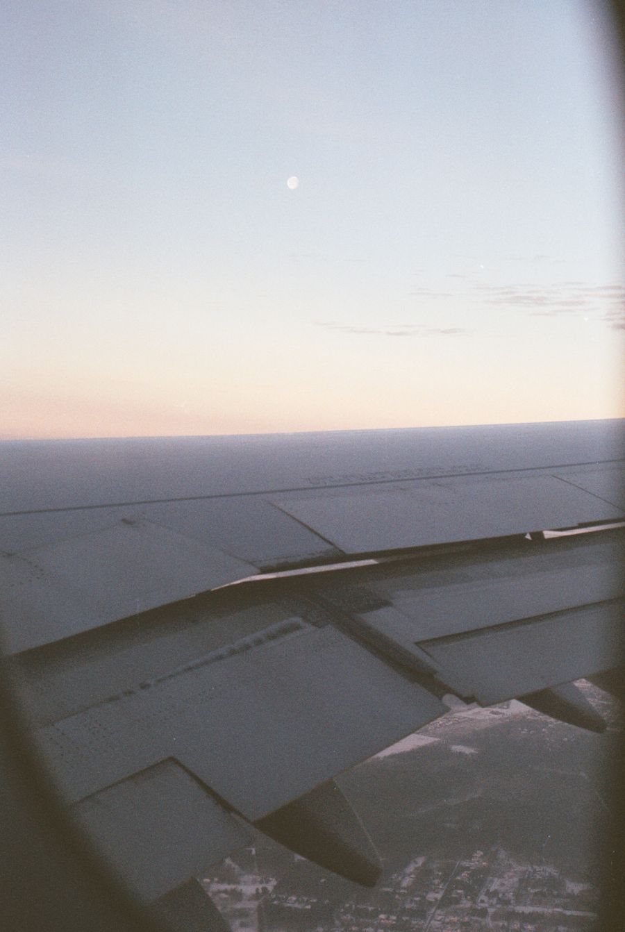 wing of a flying passenger airplane — ¿Lluvia en Ecuador? La conexión aguanta — el clima no limita los datos.