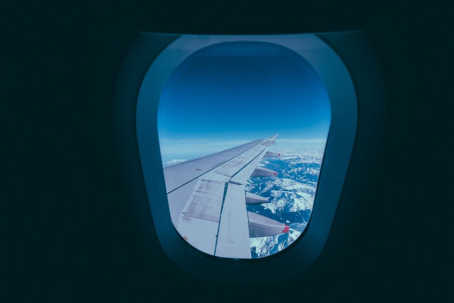 white aircraft wing — El Tele Agent responde preguntas de conectividad en viaje de forma conversacional — a cualquier hora.