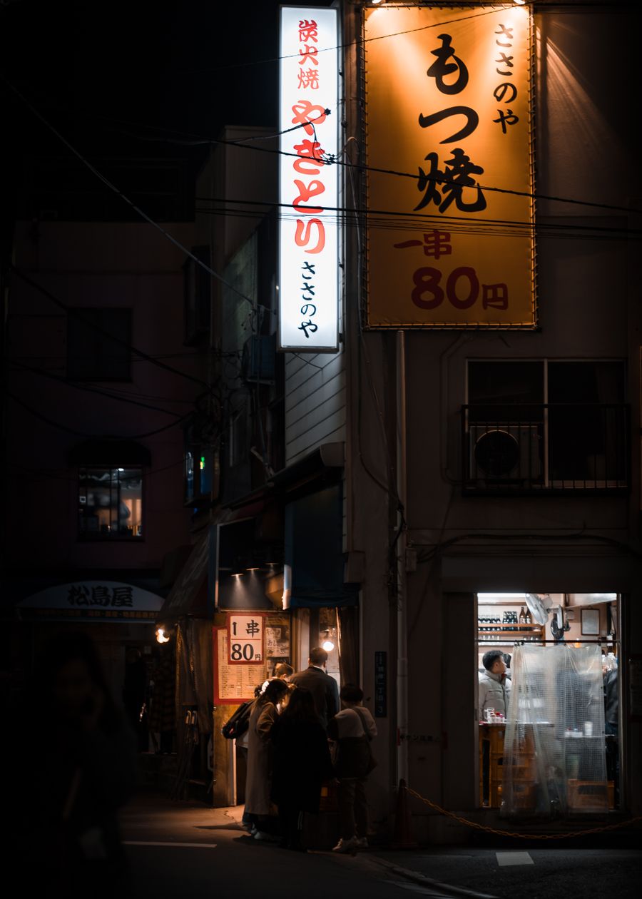 neon lights by the street at night — El mercado nocturno de Chile: puestos mapeados, platos imprescindibles traducidos.