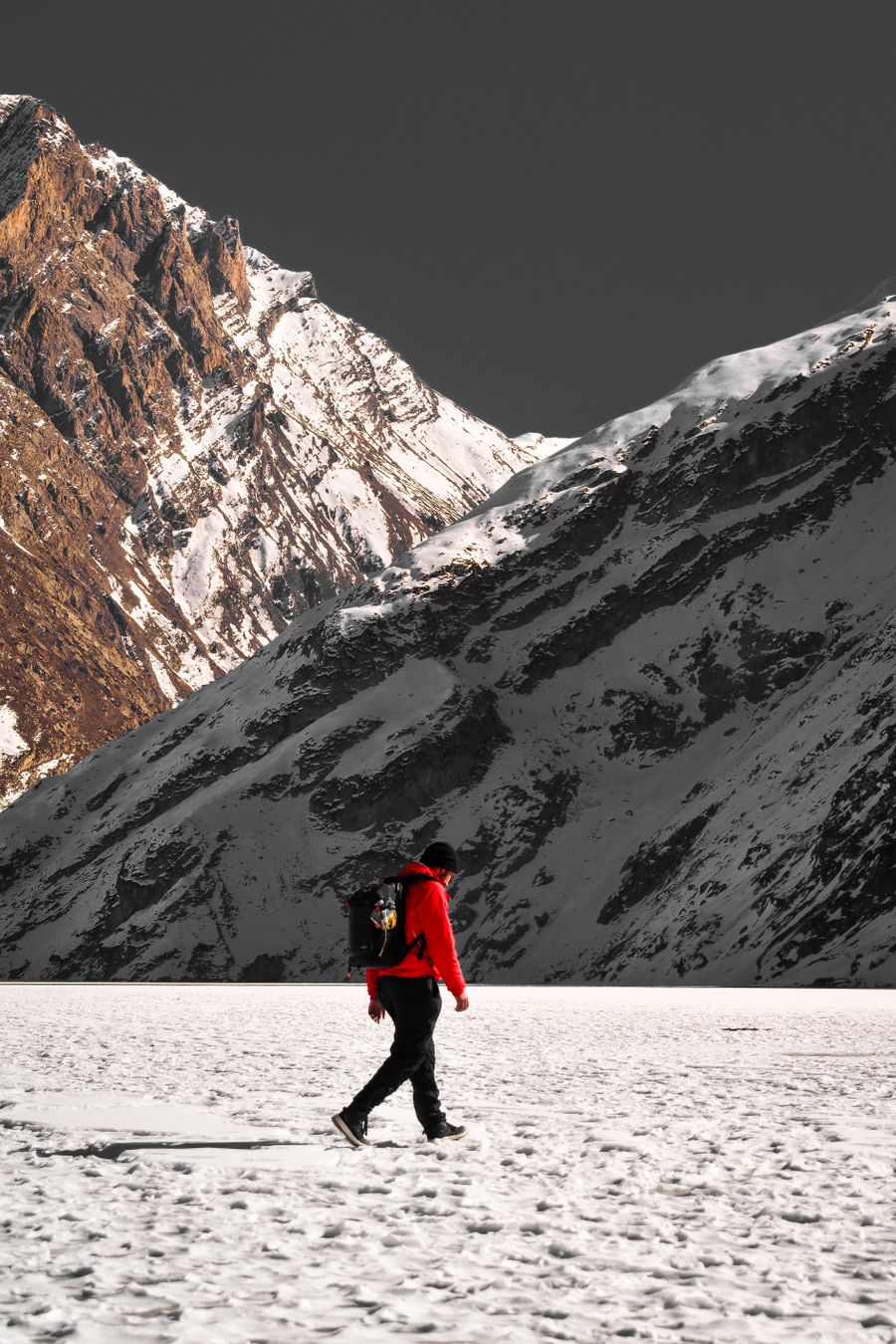 man in a mountain valley covered with snow — Junto al lago en Equatorial Guinea: lugares para nadar revisados, picnic pedido por adelantado.