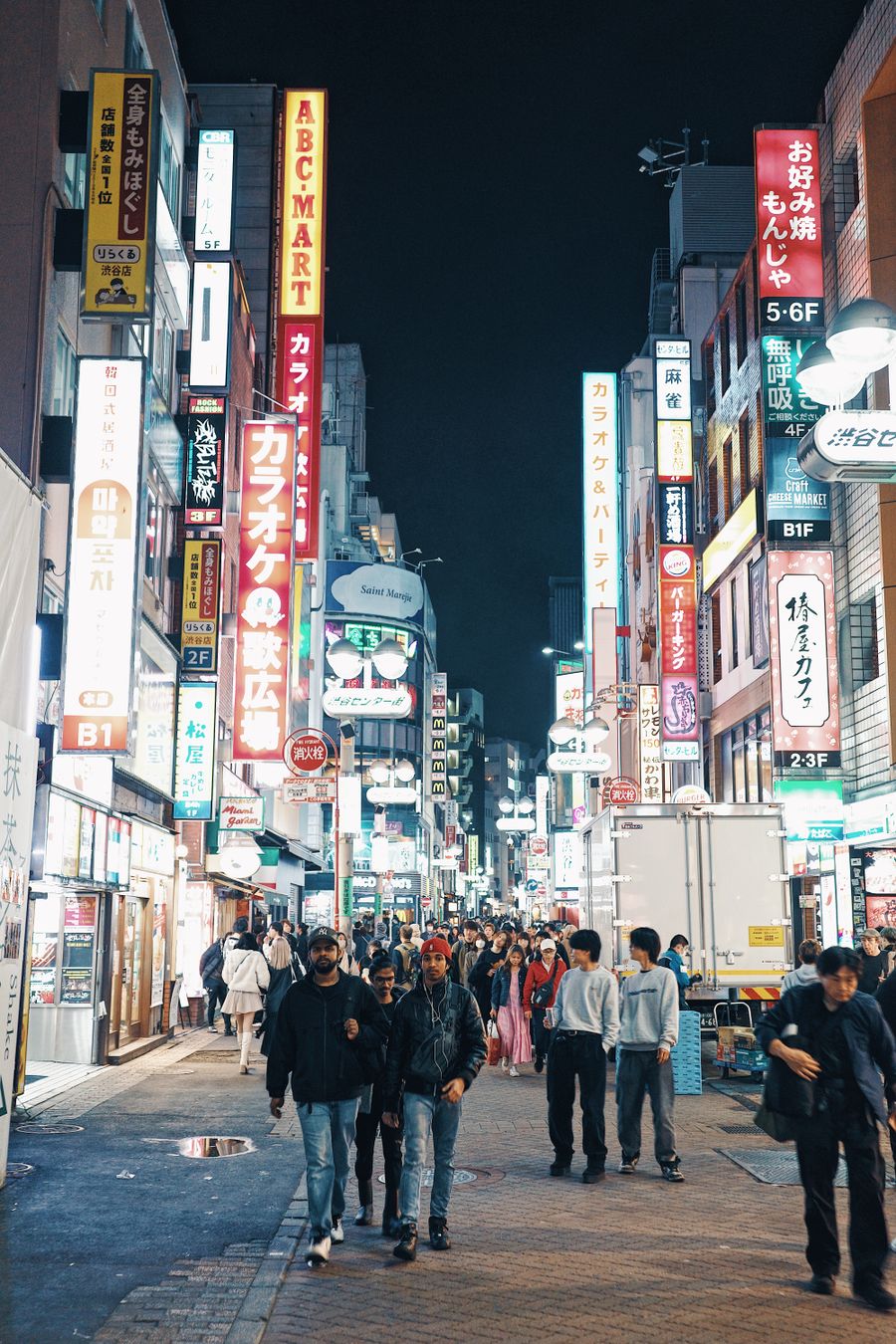 view of a crowded shibuya district at night tokyo japan — El viaje conectado: mapas, mensajes y traducción, todo en una eSIM.